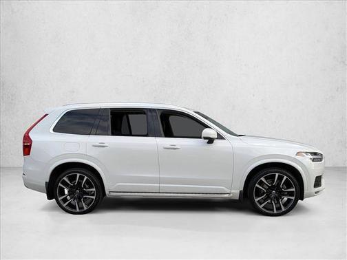 2022 Volvo XC90 T5 Momentum