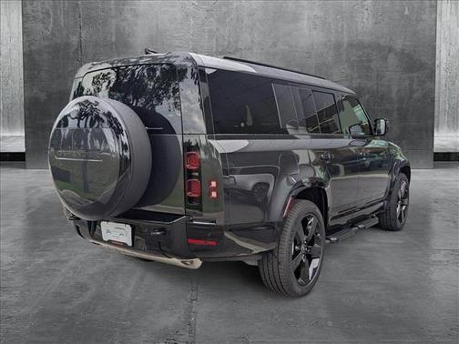 2025 Land Rover Defender 130 P400 X-Dynamic SE