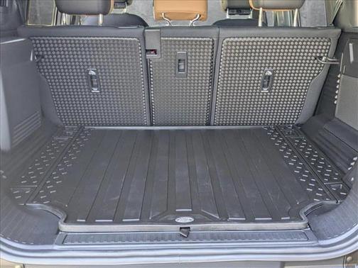 2025 Land Rover Defender 110 V8