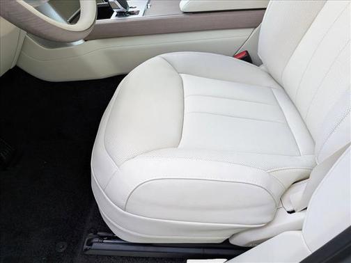 Fuji White 2026 Land Rover Range Rover P550e SE