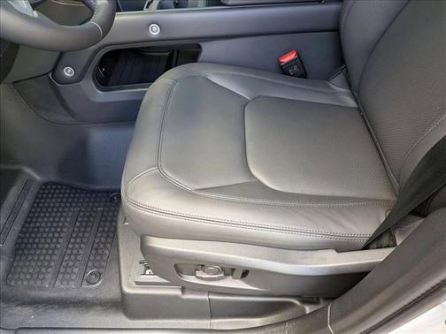 2026 Land Rover Defender P500 X-Dynamic SE