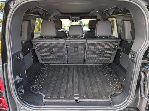 2025 Land Rover Defender 110 P300