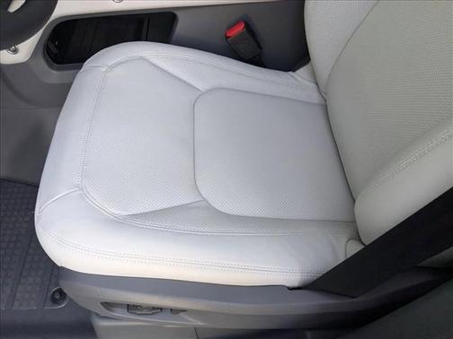 2026 Land Rover Defender P500 X-Dynamic SE