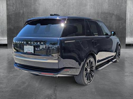 2025 Land Rover Range Rover P530 SE 7 Seat