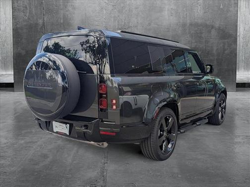 2025 Land Rover Defender 130 P400 X-Dynamic SE