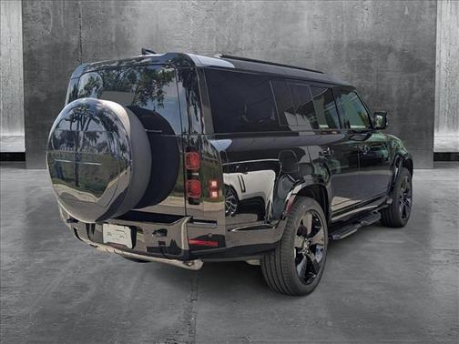 2025 Land Rover Defender 130 P400 X-Dynamic SE