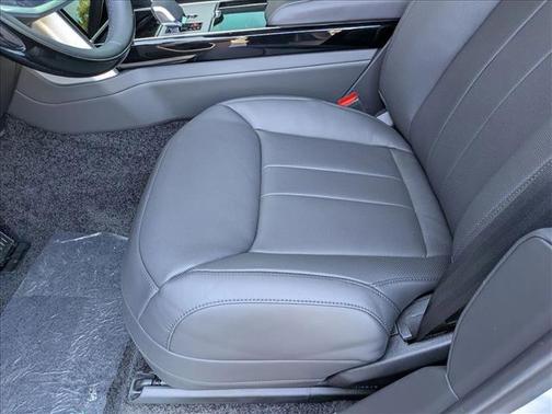 Fuji White 2026 Land Rover Range Rover P400 SE 7 Seat