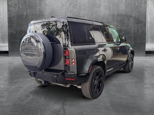 2024 Land Rover Defender 110 P400 X-Dynamic SE