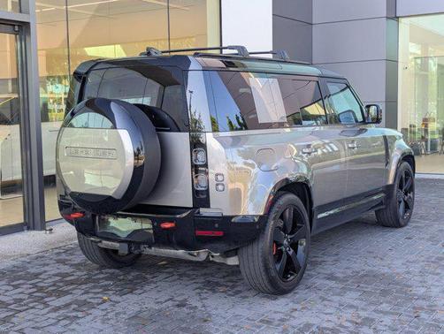 Silicon Silver Premium Metallic 2025 Land Rover Defender 110 P400 X