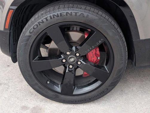 Silicon Silver Premium Metallic 2025 Land Rover Defender 110 P400 X