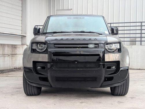 Silicon Silver Premium Metallic 2025 Land Rover Defender 110 P400 X