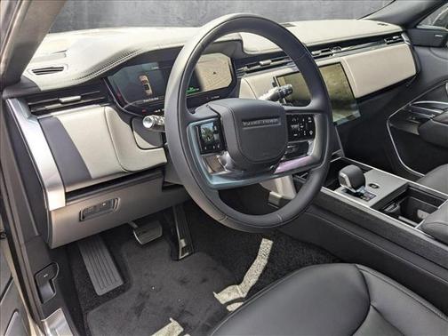 2025 Land Rover Range Rover P550e SE
