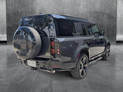 2025 Land Rover Defender 130 P400 X-Dynamic SE
