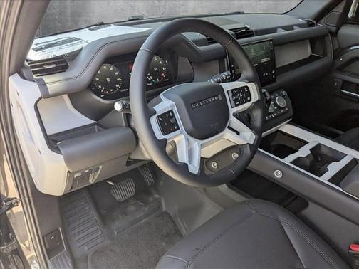 2025 Land Rover Defender 130 P400 X-Dynamic SE