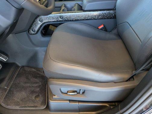 2026 Land Rover Defender P635 OCTA Black