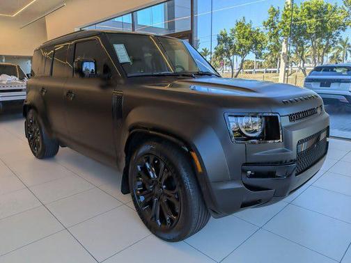 2026 Land Rover Defender P635 OCTA Black