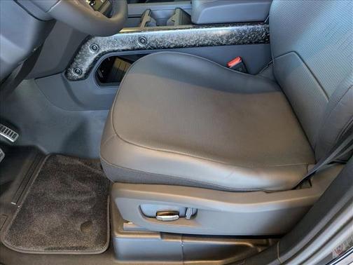 2026 Land Rover Defender P635 OCTA Black