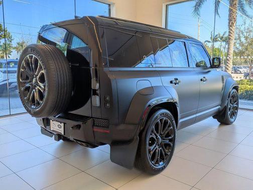 2026 Land Rover Defender P635 OCTA Black