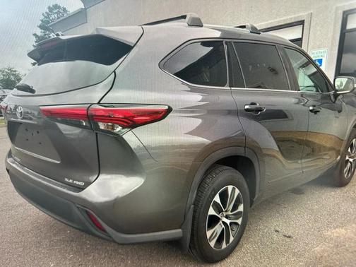 GRAY 2021 Toyota Highlander XLE