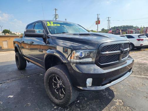 2017 RAM 1500 Night 4x4 Crew Cab 5'7'' Box