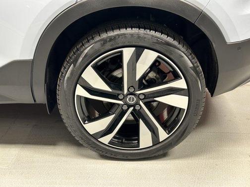 2025 Volvo XC40 B5 Ultra Dark Theme