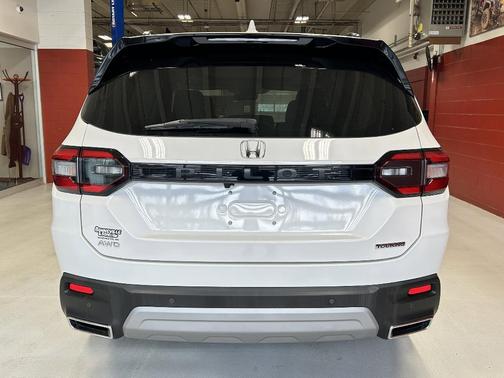 White Pearl 2025 Honda Pilot Touring