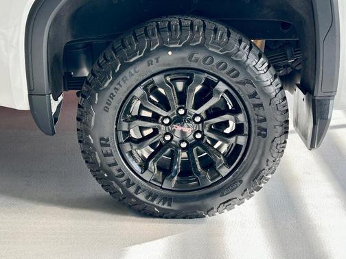 Summit White 2023 GMC Sierra 1500 AT4X