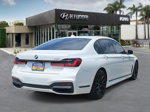 2022 BMW 740 i