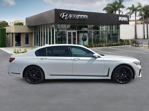 2022 BMW 740 i