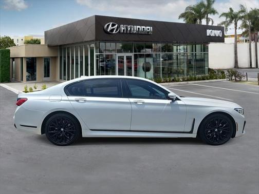 2022 BMW 740 i