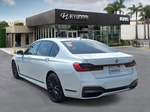 2022 BMW 740 i