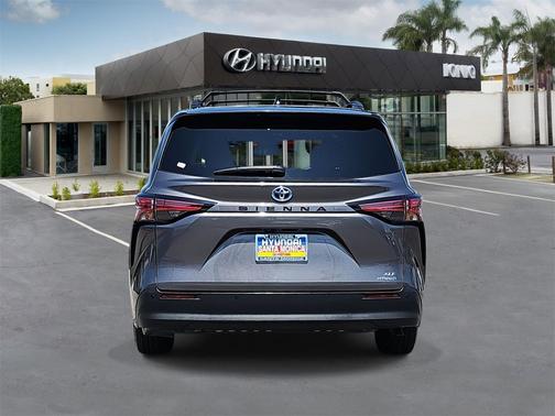 2021 Toyota Sienna XLE 8 Passenger