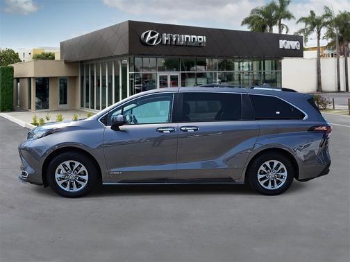 2021 Toyota Sienna XLE 8 Passenger