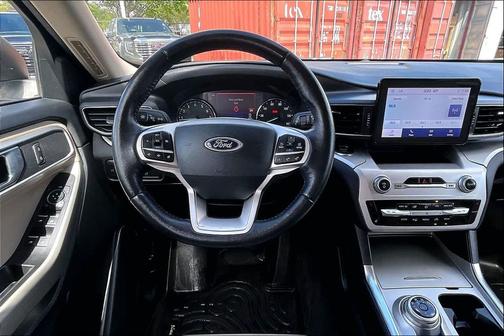 Oxford White 2022 Ford Explorer XLT