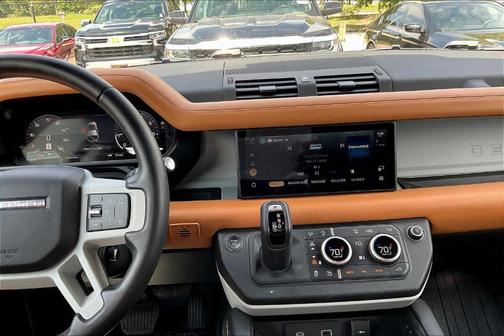 2024 Land Rover Defender P400 X-Dynamic SE