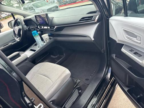 2025 Toyota Sienna LE