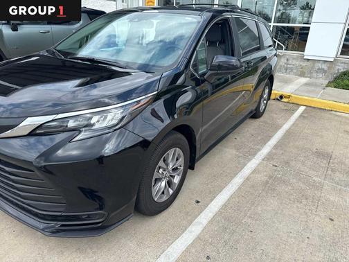 2025 Toyota Sienna LE