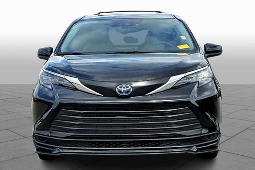 2025 Toyota Sienna LE