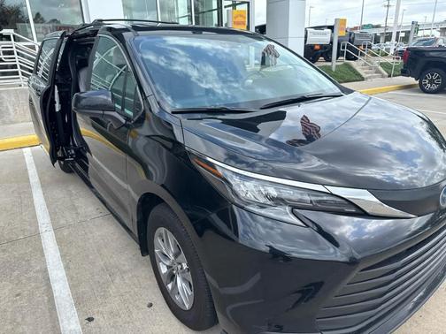 2025 Toyota Sienna LE
