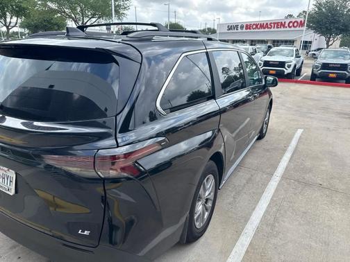 2025 Toyota Sienna LE