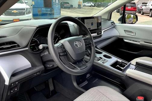 2025 Toyota Sienna LE