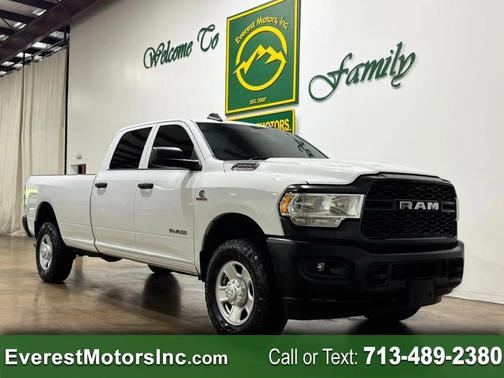 Bright White Clearcoat 2022 RAM 2500 Tradesman Crew Cab 4x4 8' Box