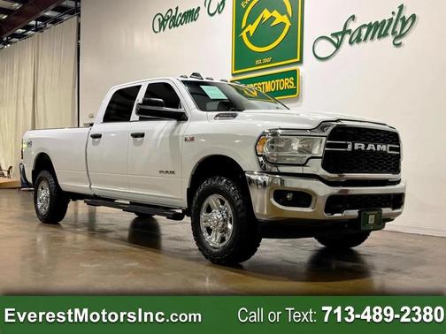 Bright White Clearcoat 2022 RAM 2500 Tradesman Crew Cab 4x4 8' Box