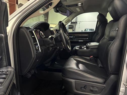 2017 RAM 2500 Laramie Crew Cab 4x4 6'4' Box