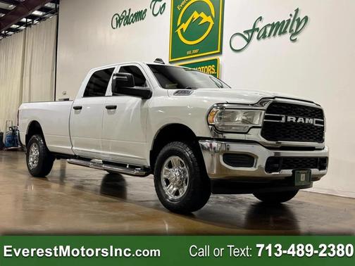 Bright White Clearcoat 2023 RAM 2500 Tradesman Crew Cab 4x4 8' Box