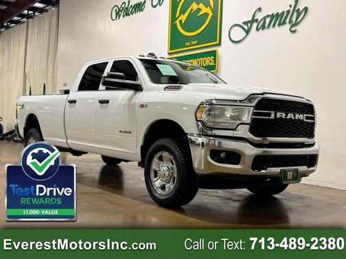 Bright White Clearcoat 2022 RAM 2500 Tradesman Crew Cab 4x4 8' Box