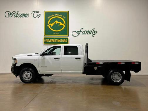 Bright White Clearcoat 2022 RAM 3500 Tradesman Crew Cab 4x4 8' Box
