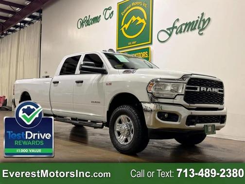 Bright White Clearcoat 2022 RAM 2500 Tradesman Crew Cab 4x4 8' Box