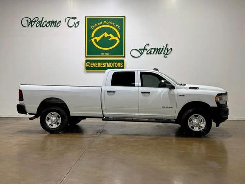 Bright White Clearcoat 2022 RAM 2500 Tradesman Crew Cab 4x4 8' Box