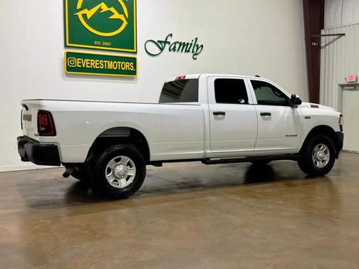 Bright White Clearcoat 2022 RAM 2500 Tradesman Crew Cab 4x4 8' Box